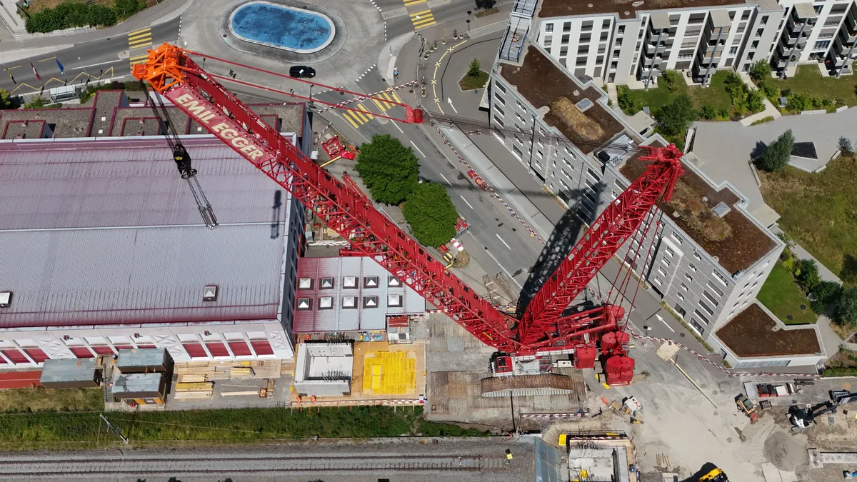 Der Raupenkran stellt in Wetzikon gar einen Wohnblock in den Schatten. Der Raupenkran wurde nun mit Kontergewichten gesichert.